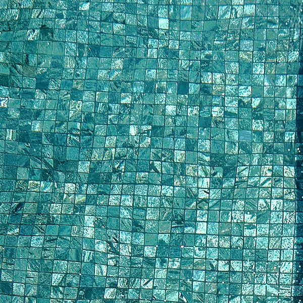 Détail d'une mosaïque de bassin sous l'eau