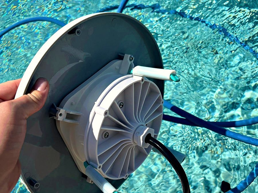 Projecteur de piscine présenté au-dessus de l'eau